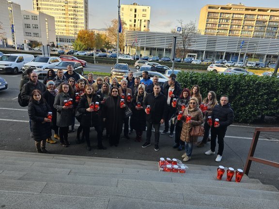 [FOTO] Zaposlenici Zagrebačke županije zapalili lampione povodom Dana sjećanja na žrtvu Vukovara