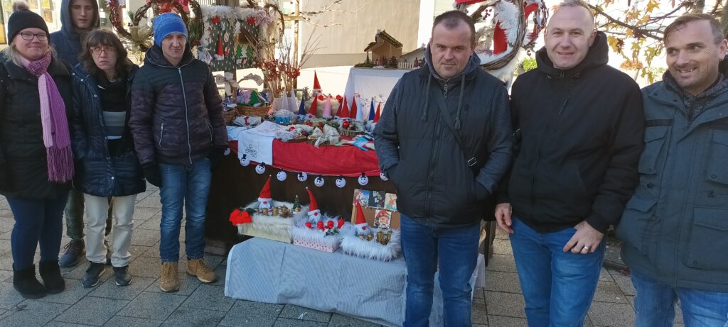 Štićenici Centra Stančić prodaju u centru Vrbovca božićnu galanteriju