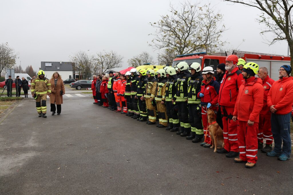 [FOTO] Koprivnički vatrogasci na vježbi gradske Civilne zaštite, na bazenima spriječili poplavu i spasili ozlijeđene