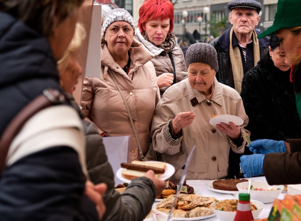 [FOTO] Prijatelji životinja na Trgu bana Jelačića prezentirali jela iz nove edukativne kuharice