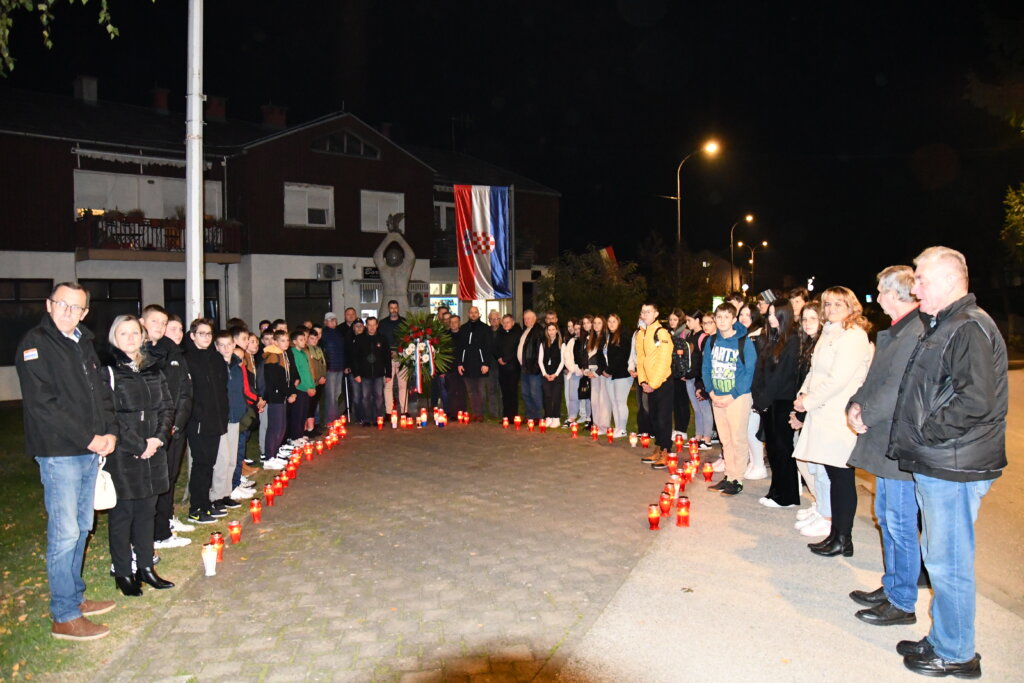 [FOTO/VIDEO] Položen vijenac i upaljene svijeće u Dubravi u povodu obilježavanja Dana sjećanja na žrtve Domovinskog rata i Dana sjećanja na žrtvu Vukovara i Škabrnje