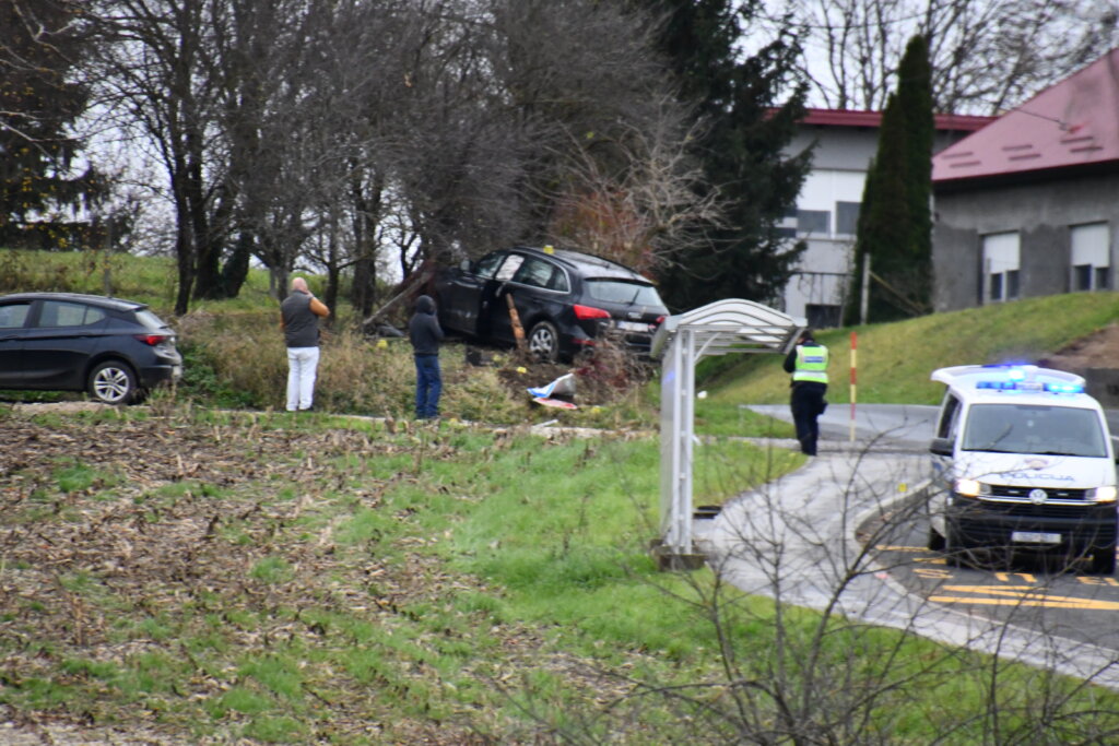 [FOTO/VIDEO] KOD KRIŽEVACA Audijem završio ukliješten između drveća