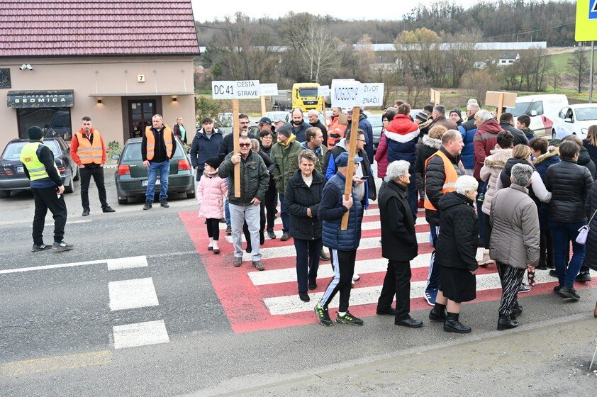 [FOTO] PROSVJED U CAREVDARU Mještani traže izgradnju nogostupa