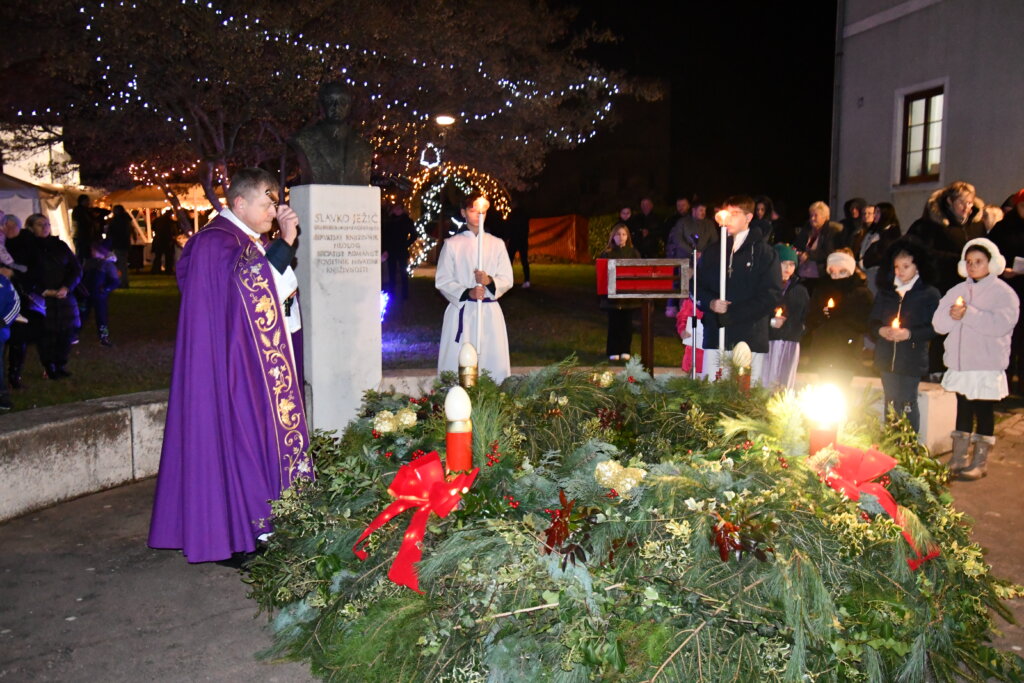 [FOTO/VIDEO] U Dubravi upaljena prva adventska svijeća, svijeća vjere i nade