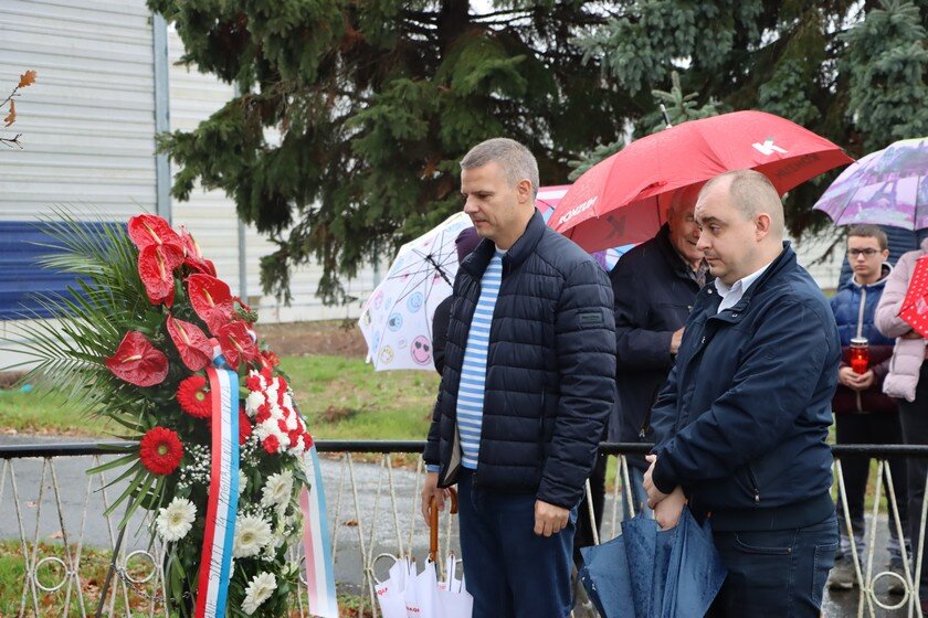 [FOTO] U Vrbovcu održana komemoracija povodom obilježavanja smrti 14 pogubljenih civila žrtava II. Svjetskog rata