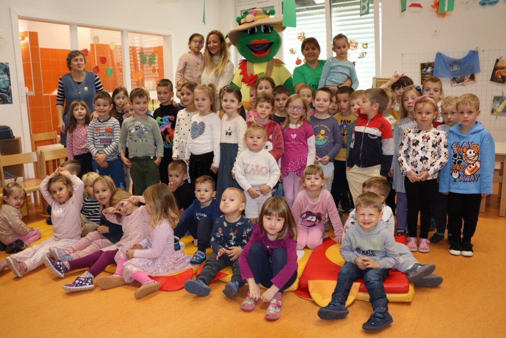 [FOTO] Smutek održao edukativnu radionicu zdravog doručka u dječjem vrtiću Starigrad uz posjet Mirke Kompostirke