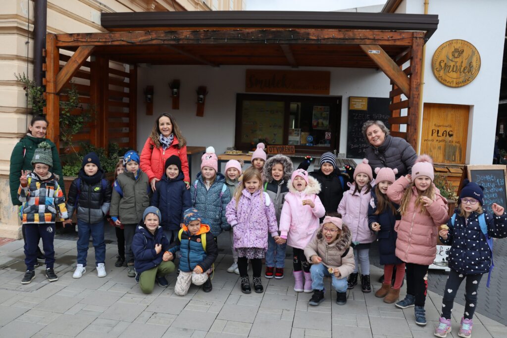 [FOTO] Mališani iz Dječjeg vrtića Tratinčica posjetili Smutek i donijeli svoje likovne radove