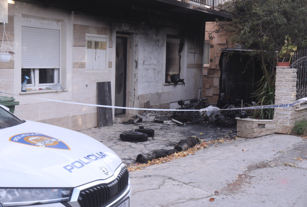 Split: Tri Motocikla Izgorjela U Požaru Ispred Obiteljske Kuće