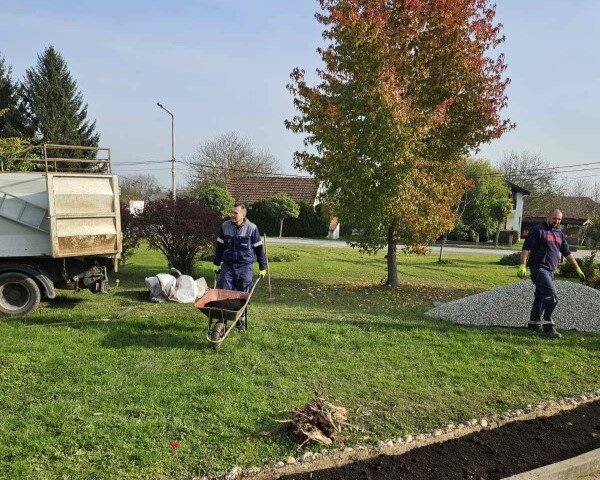 [FOTO] Komunalac Koprivnica uredio okoliš škole u Novigradu Podravskom