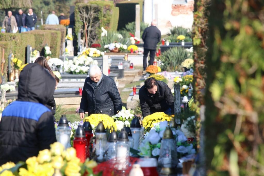 Paljenjem svijeća i molitvom građani se prisjećaju svojih najmiliji