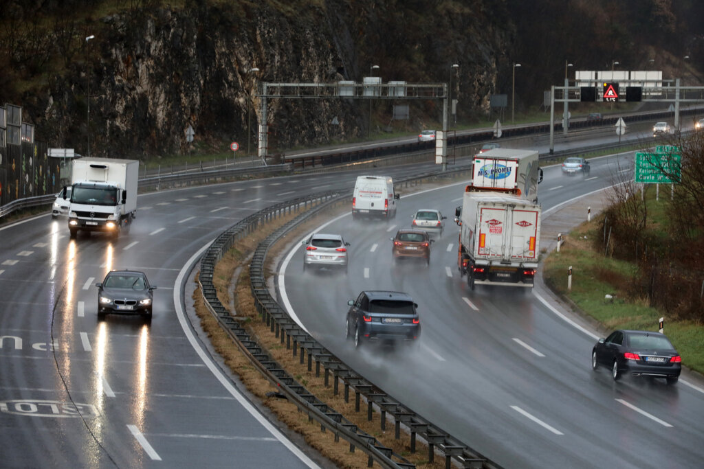 Rijeka: Otežan Promet Zbog Mokrih I Skliskih Kolnika