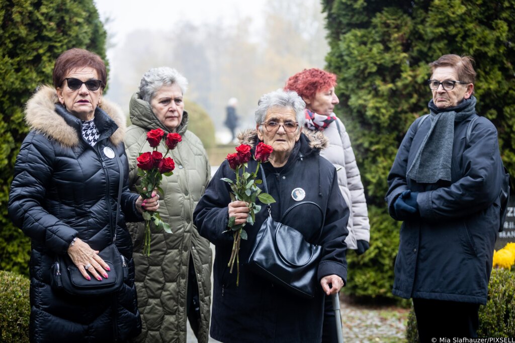 Na Memorijalnom groblju blagoslovljena kapelica, na grobove položene ruže