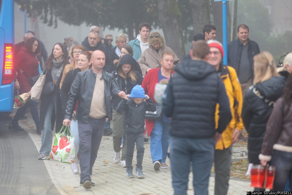 Zagrepčani od jutra obilaze grobove svojih najmilijih