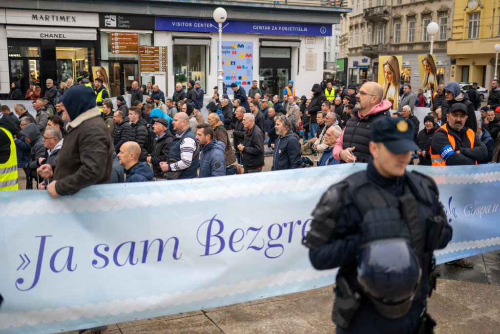 Molitelji i ove subote na glavnom zagrebačkom trgu, stigli i protuprosvjednici s bubnjevima