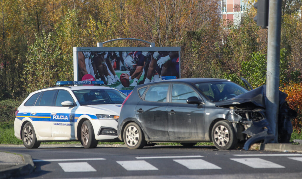 Vozač osobnog vozila zabio se u semafor