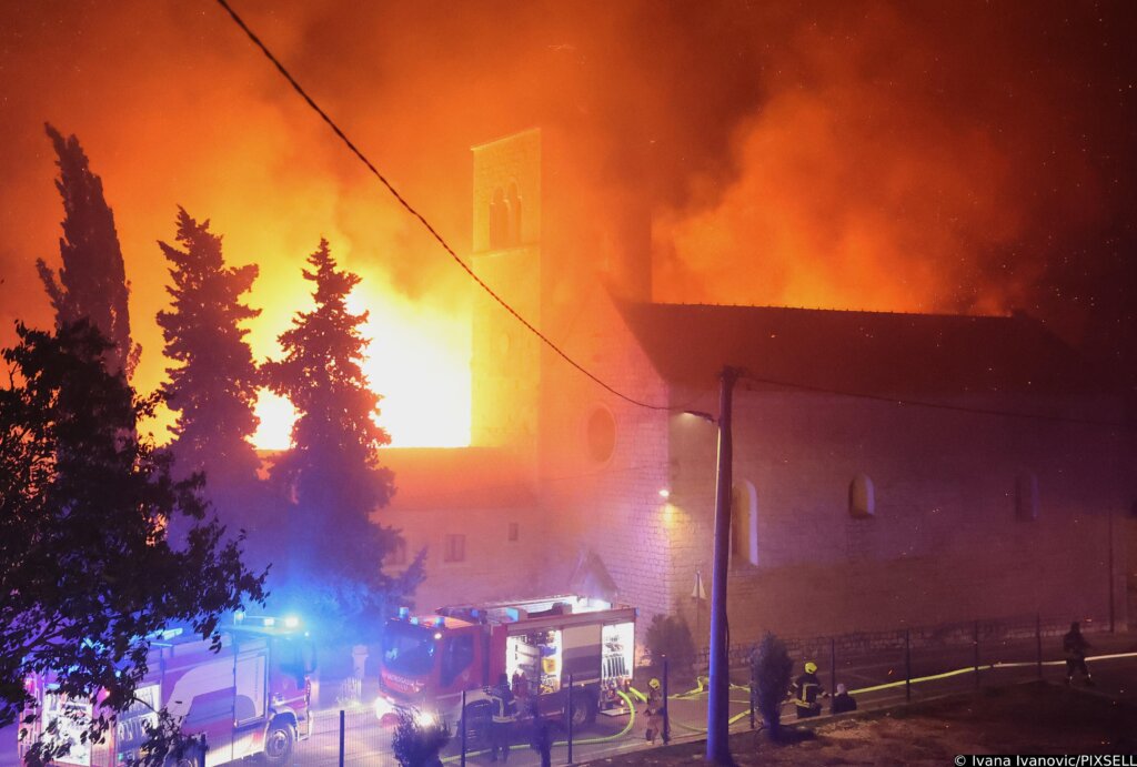 [VIDEO] Veliki požar zahvatio samostan i crkvu sv. Križa na Čiovu