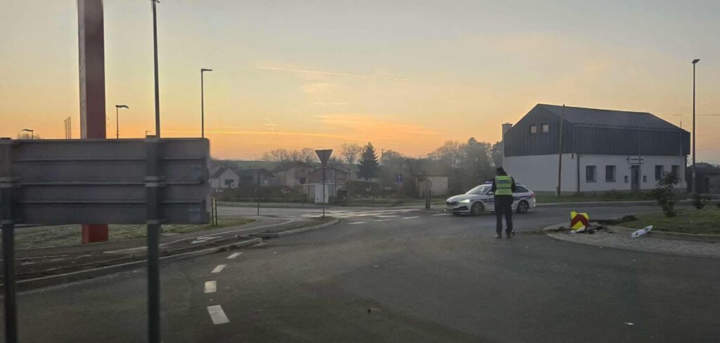 PROMETNE NESREĆE U KRIŽEVCIMA Jedan kamionom udario u parkirani auto, drugi pokupio rubne kamene u kružnom toku i četiri prometna znaka