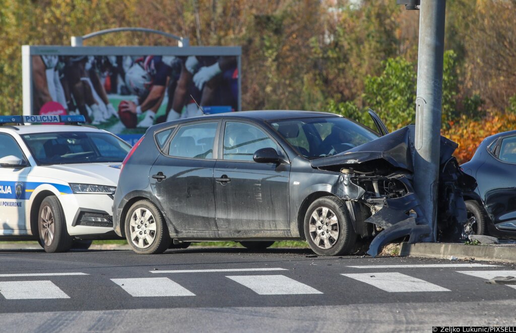 Vozač automobila zabio se u semfor