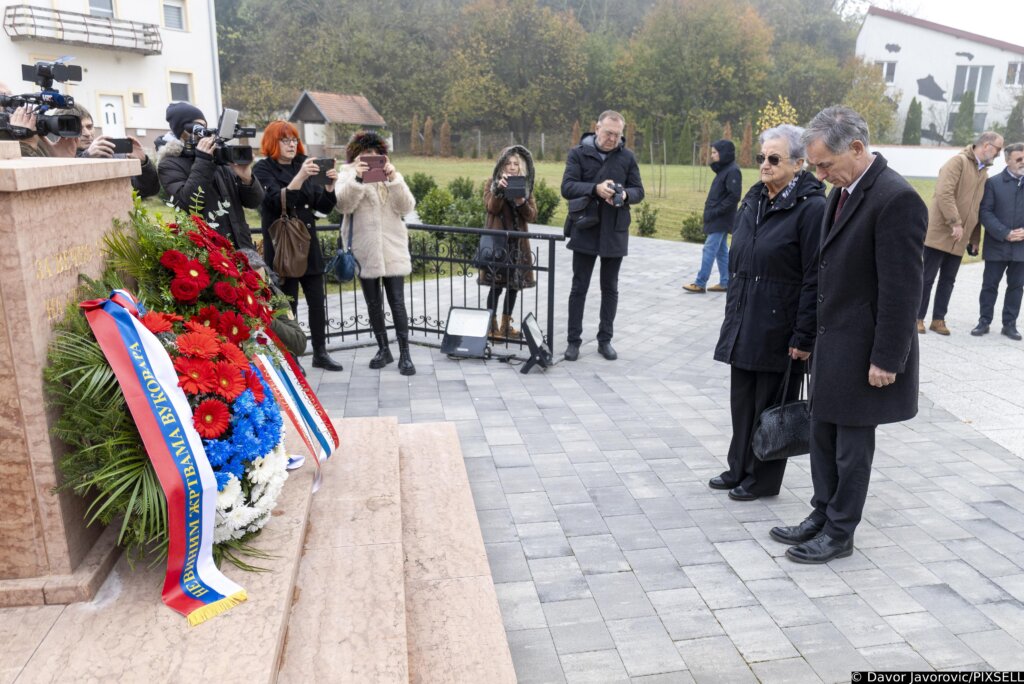 Vukovar: Pupovac položio vijenac u dvorištu pravoslavne crkve