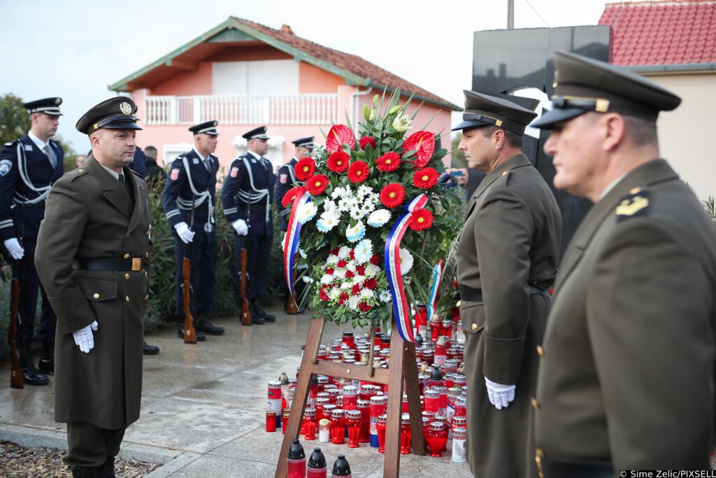 Mimohodom i polaganjem vijenaca u Škabrnji obilježena 33. obljetnica stradanja