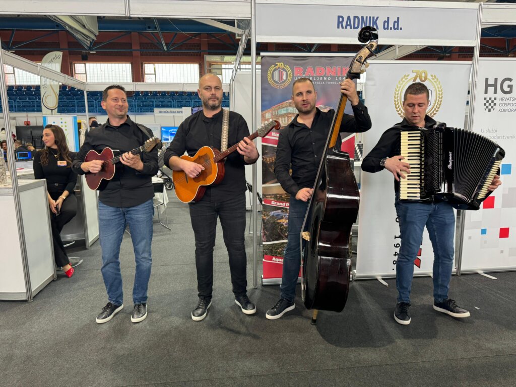 [VIDEO] Tamburaški sastav Mjesečina uveseljava posjetitelje Obrtničkog i gospodarskog sajma u Križevcima