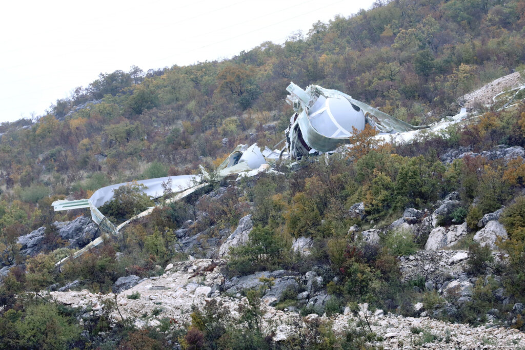 Olujni vjetar srušio vjetrenjaču, snijeg otežava promet prema Dalmaciji i Rijeci