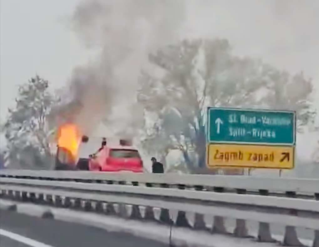 Gori vozilo vučne službe