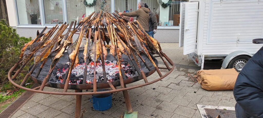 U Vrbovcu se tradicionalno prodaje šaran na rašljama