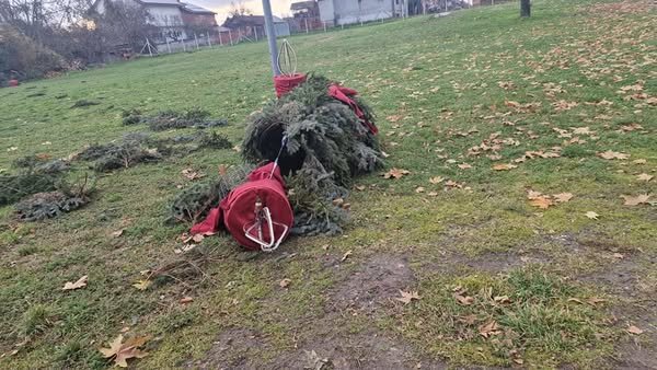 Maloljetnik uništio adventski vijenac ispred crkve