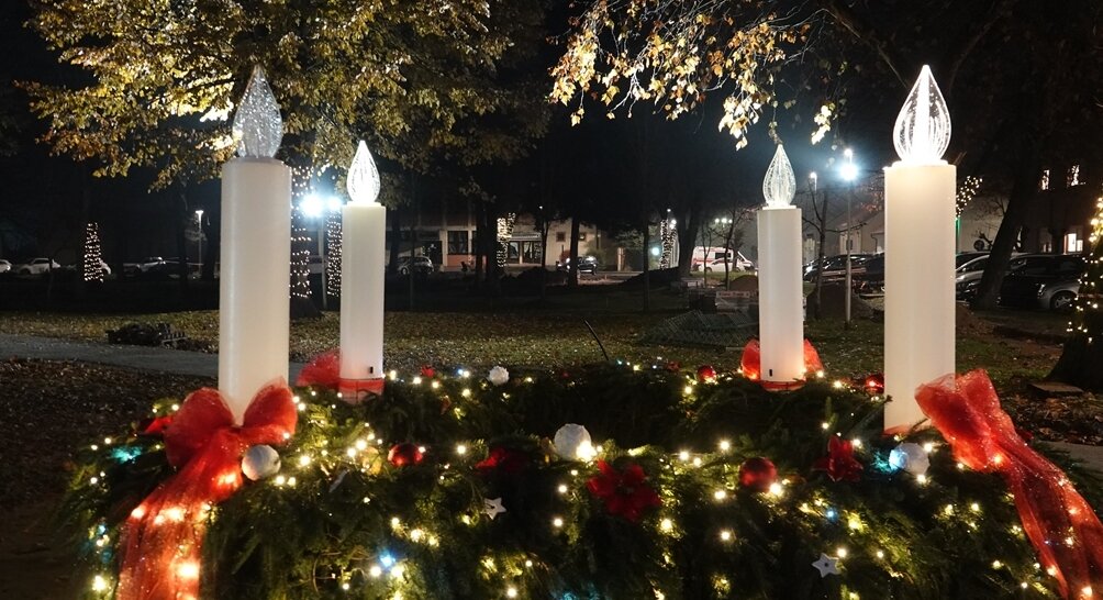 Upaljena treća svijeća na adventskom vijencu kod Crkve sv. Jurja u Đurđevcu