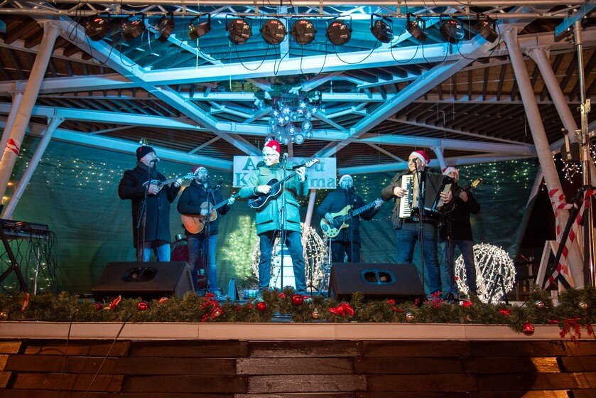 [FOTO/VIDEO] Tamburaški sastav Prijatelji zagrijavaju posljednji ovogodišnji petak na Adventu u Križevcima