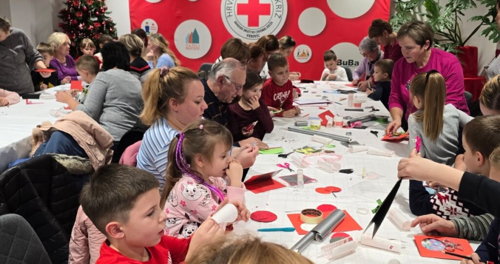 [FOTO] Djeca Dječjeg vrtića Vrbovec izrađivala ukrase za Božić u Crvenom križu