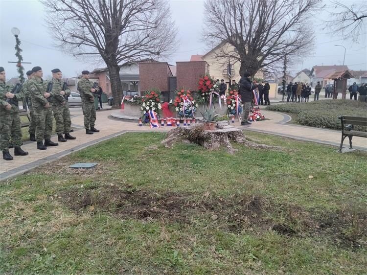 Odana počast poginulima u obrani Komletinaca