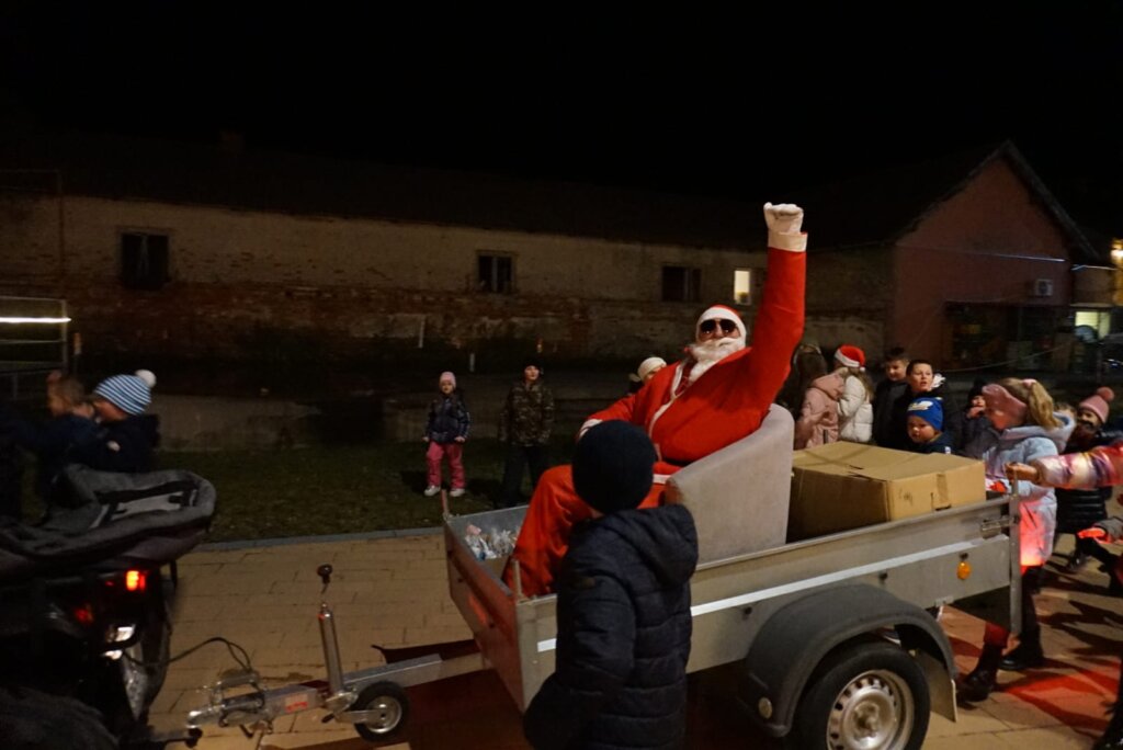 [FOTO/VIDEO] Djed Božićnjak razveselio male i velike na kalničkom trgu