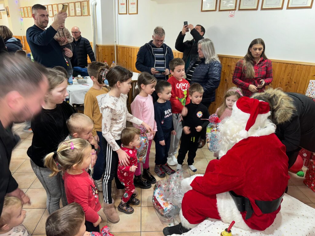 [FOTO/VIDEO] Djed Božićnjak stigao u Bukovje Križevačko i razveselio mališane