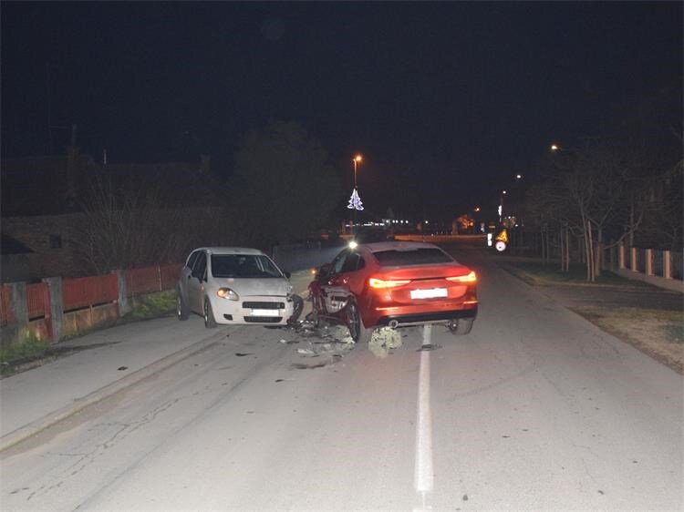 Pijani vozač prešao u suprotnu taku i izazvao nesreću u kojoj su tri osobe ozlijeđene