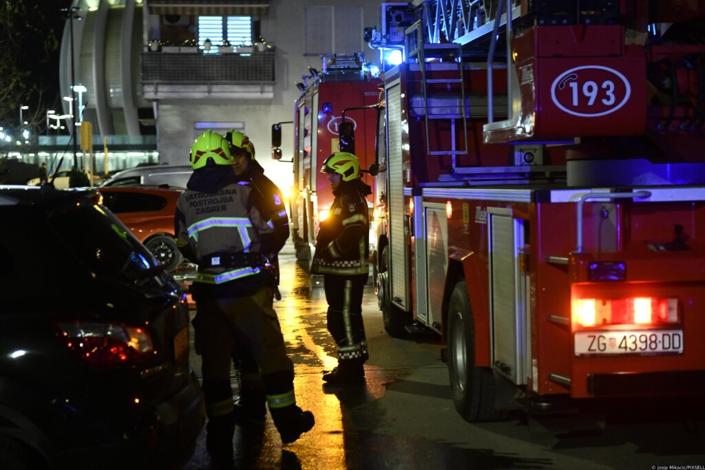 Izbio požar u stanu, policija i vatrogasci na terenu