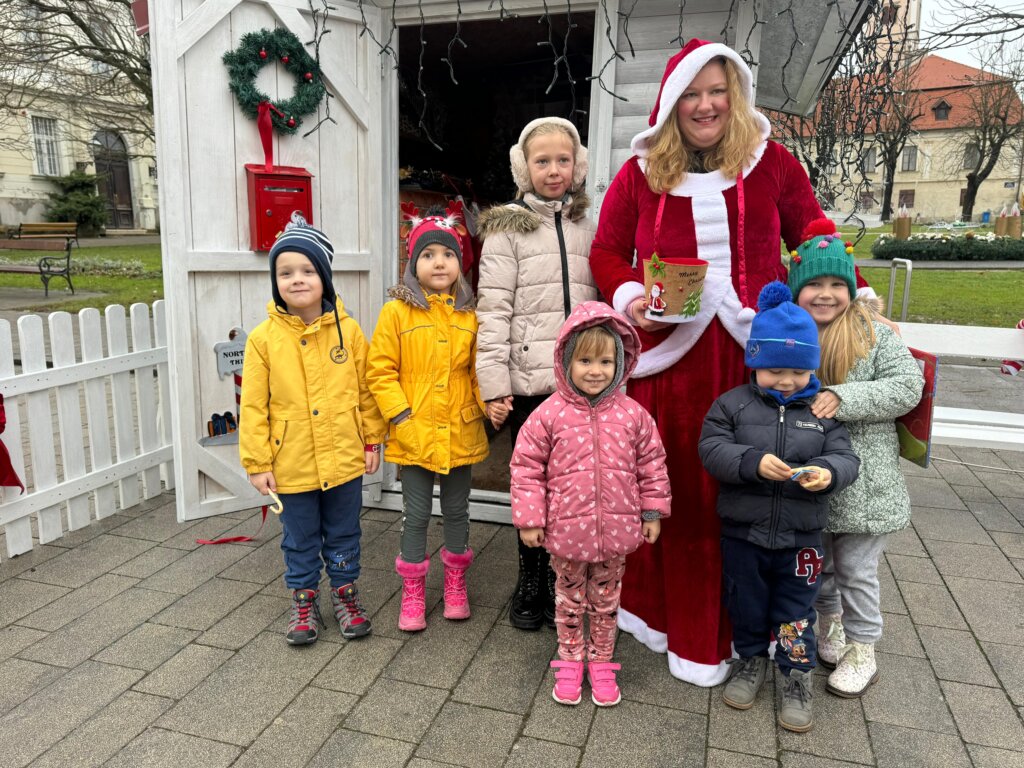 [FOTO] Baka Mraz u Križevcima dijelila slatkiše djeci