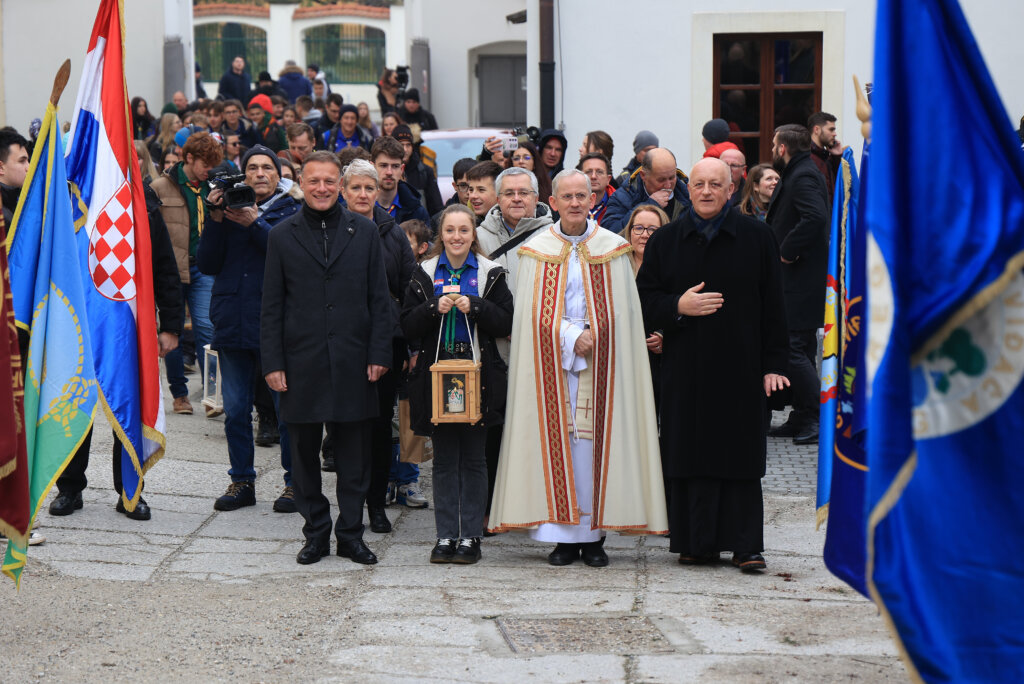 Pred Zagrebačku katedralu stiglo Betlehemsko svjetlo mira