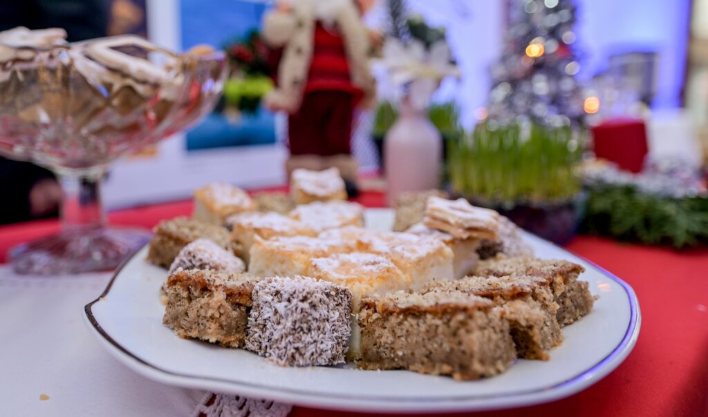 U subotu adventsko druženje ispred Županijske palače: Čekaju vas fini domaći kolači, slasna sarma, čak i husarski poljupci