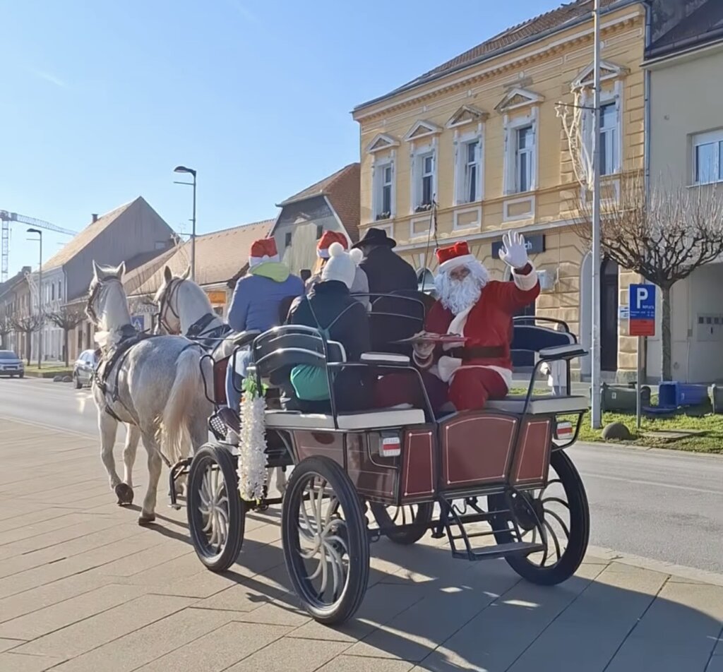 Djed Božićnjak stigao u Križevce