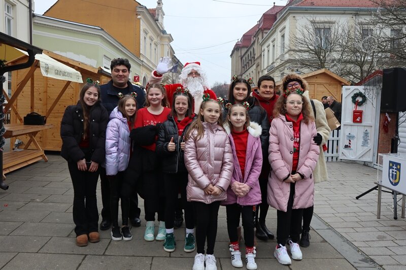 [FOTO] Krenuo Božićni sajam na Nemčićevom trgu