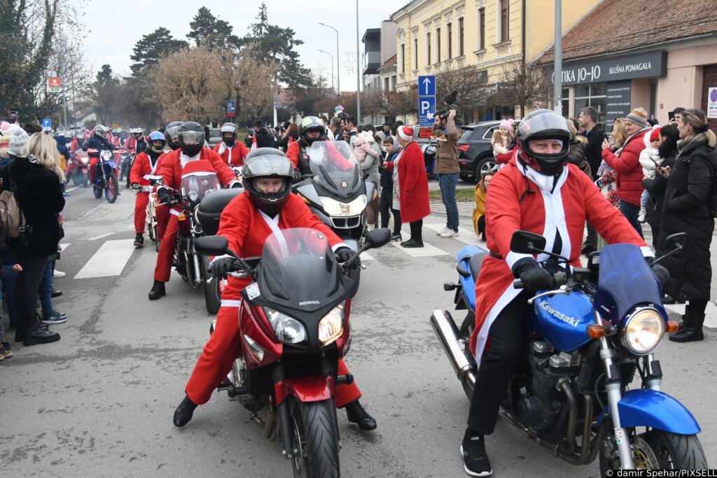 [VIDEO] OBOREN REKORD 400 moto mrazova darivalo djecu u centru Koprivnice