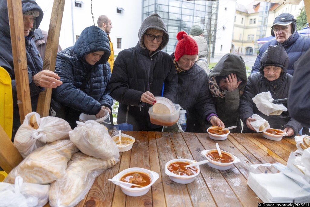 Osječanima na Badnjak podijeljen besplatni riblji paprikaš