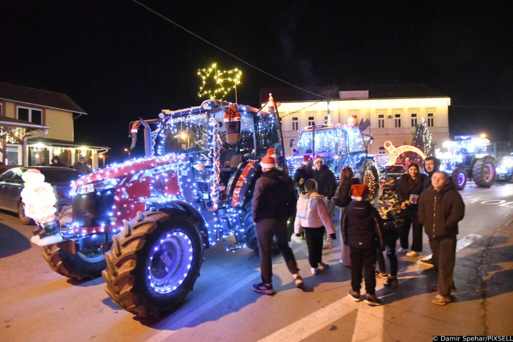 [VIDEO] Božićni traktori protutnjali Novom Račom