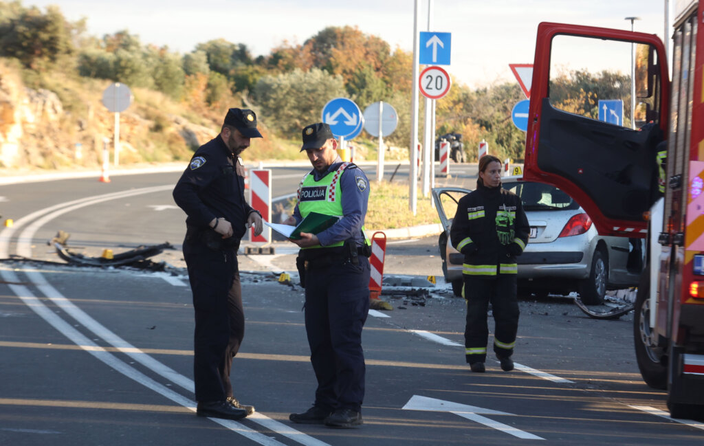 Dvije osobe poginule u teškoj prometnoj nesreći, cesta je zatvorena