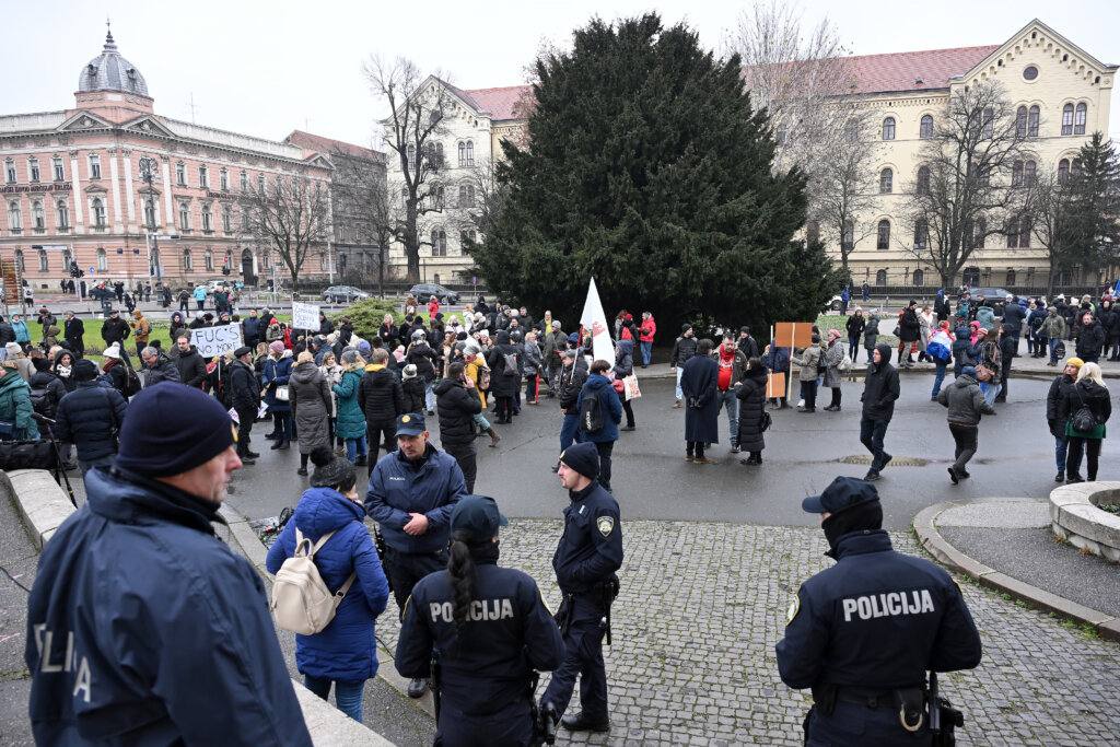 Veliki prosvjed nastavnika u Zagrebu protiv ocjenjivanja i nepravednih koeficijenata