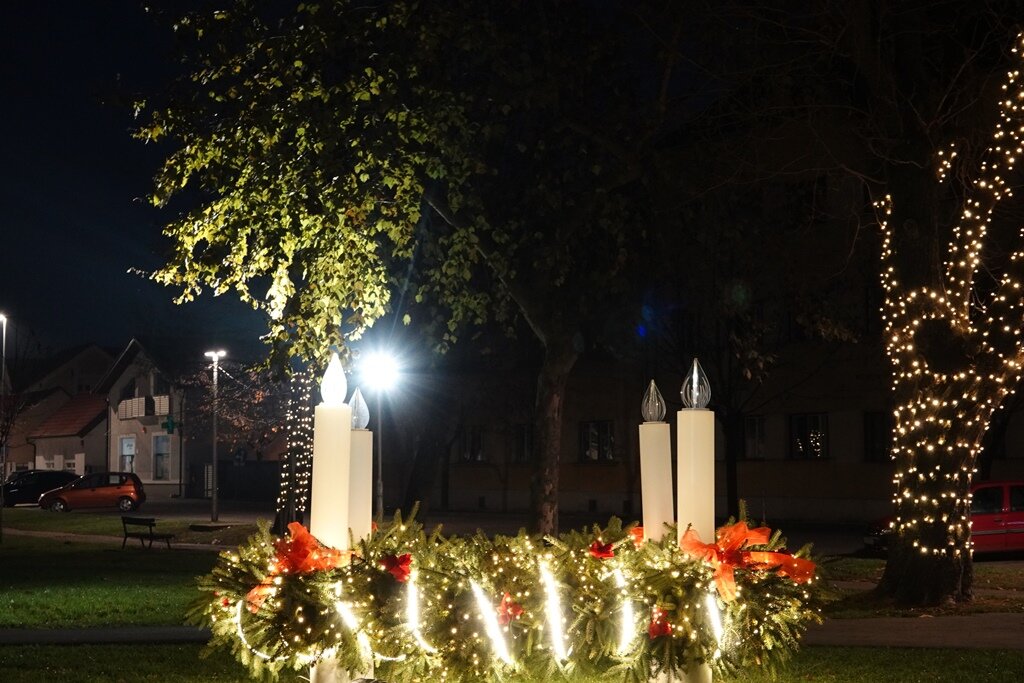 Prva je nedjelja došašća, na adventskom vijencu ispred Crkve sv. Jurja upaljena prva svijeća