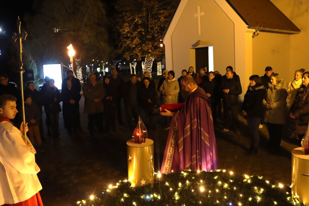 Zasjala prva adventska svijeća ispred župne crkve sv. Vida u Vrbovcu