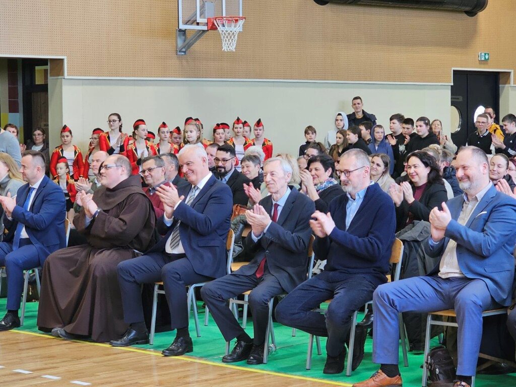 [FOTO] Otvorena 2,2 milijuna eura vrijedna sportska dvorana u Graberju Ivanićkom, zajednička investicija Zagrebačke županije i Ivanić-Grada